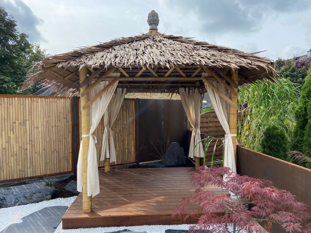 Bambus Pavillon mit Buddha