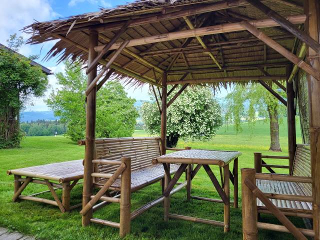 Bambus Gartenbank mit Dach aus Palmblättern