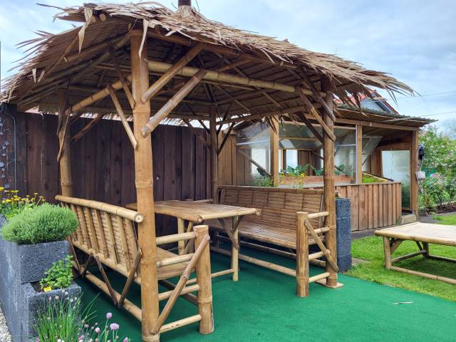 Gartenbank mit Dach als Lounge