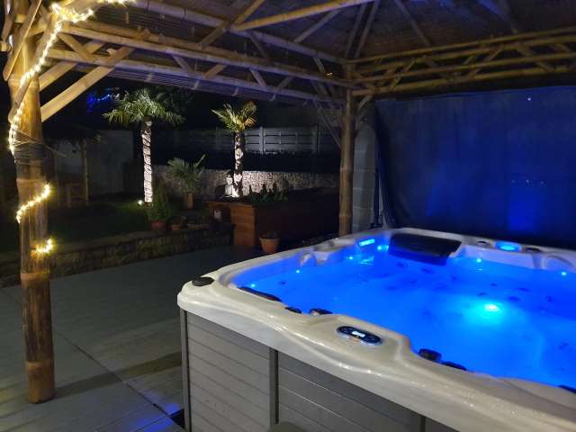 Bambus Pavillon mit Pool bei Nacht
