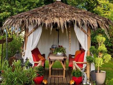 Bambus Lounge mit Palmblattdach