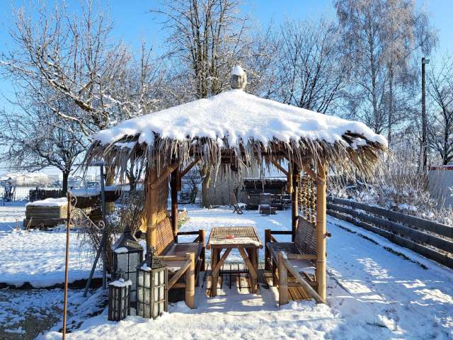 Outdoor Lounge Gartenbank mit Dach im Winter