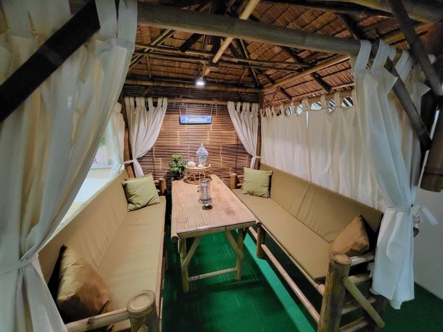 Bambus Lounge mit Dach