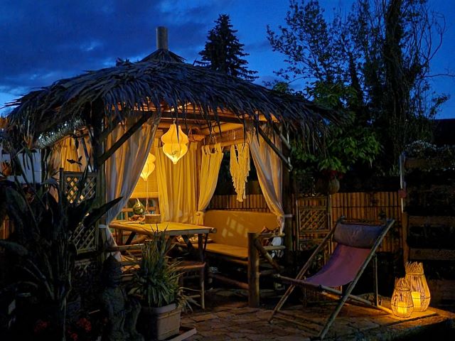 Gartenlounge mit Dach beleuchtet