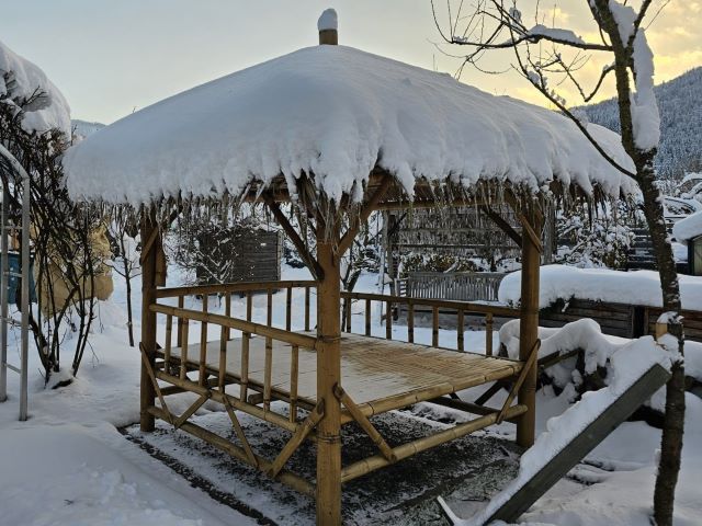 Gartenliegen wetterfest aus Bambus mit Dach aus Palmblättern