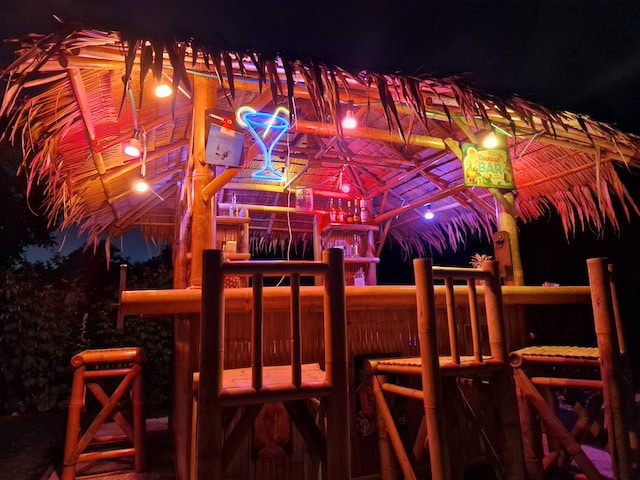 Bambus Bar mit Party-Ambiente