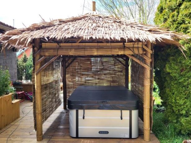 Whirlpool Pavillon mit Bambus Rollos als Wind- und Sichtschutz