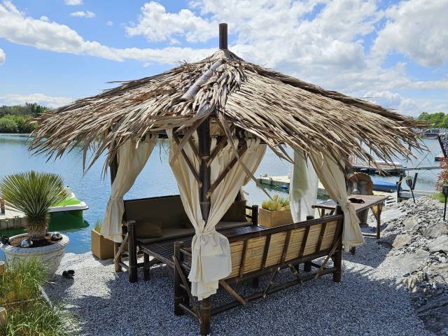 Thai Sala mit Palmblattdach