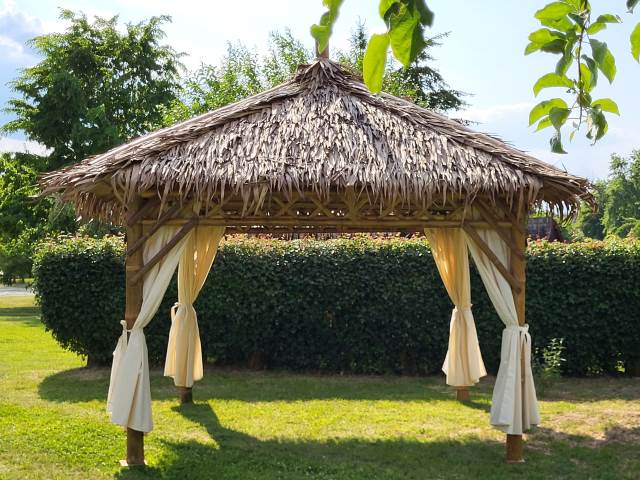 Bambus Pavillon mit Palmblattdach